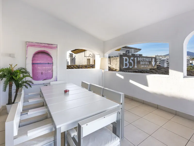 Penthouse for sale in Puerto Banús with 3 bedrooms, 3 bathrooms, 2 en suite bathrooms and with orientation east, with private garage (1 parking spaces). Regarding property dimensions, it has 165 m² built and 33 m² terrace. Has the following facilities sea
