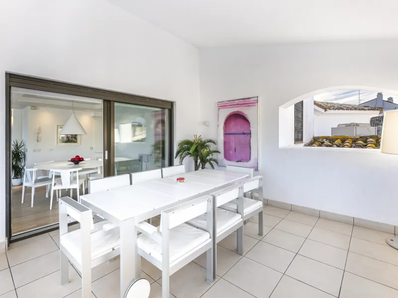 Penthouse for sale in Puerto Banús with 3 bedrooms, 3 bathrooms, 2 en suite bathrooms and with orientation east, with private garage (1 parking spaces). Regarding property dimensions, it has 165 m² built and 33 m² terrace. Has the following facilities sea