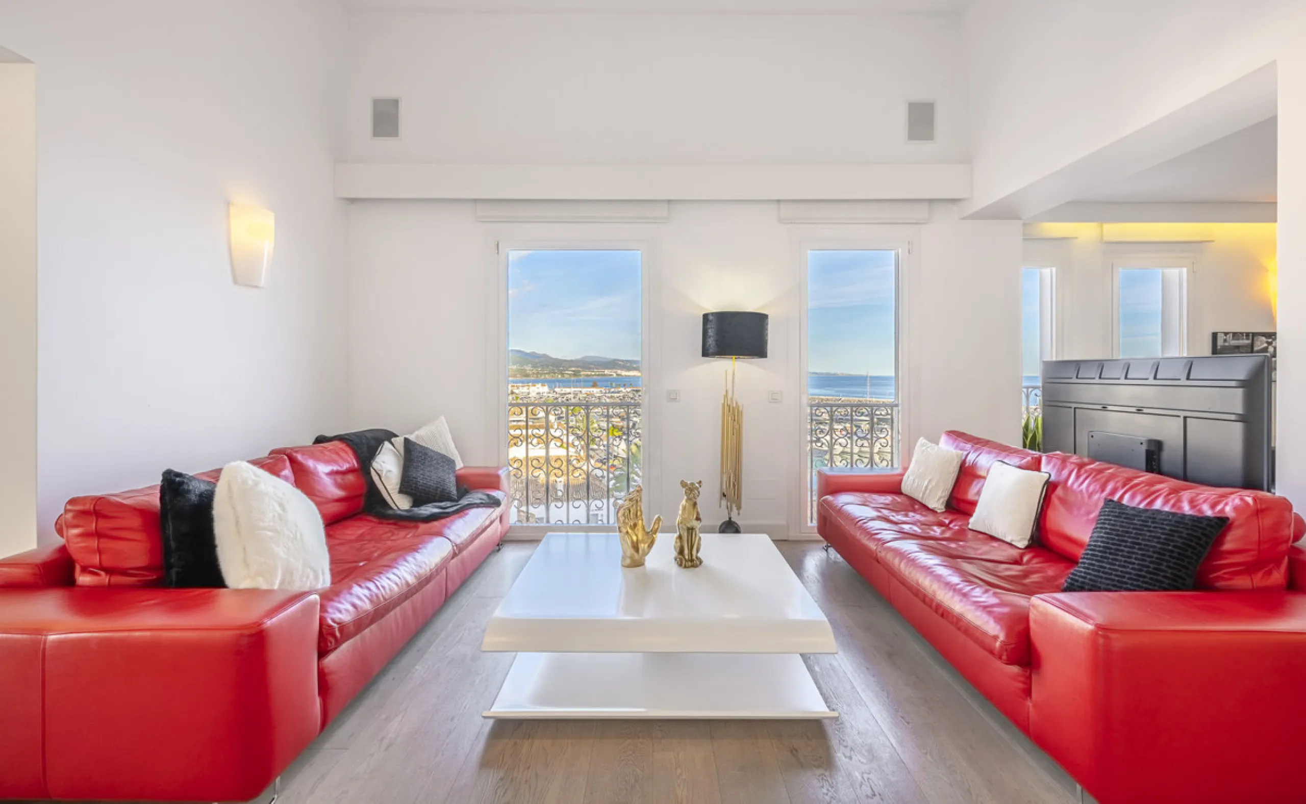 Penthouse for sale in Puerto Banús with 3 bedrooms, 3 bathrooms, 2 en suite bathrooms and with orientation east, with private garage (1 parking spaces). Regarding property dimensions, it has 165 m² built and 33 m² terrace. Has the following facilities sea