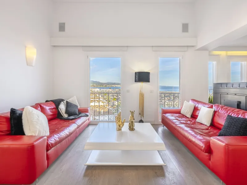 Penthouse for sale in Puerto Banús with 3 bedrooms, 3 bathrooms, 2 en suite bathrooms and with orientation east, with private garage (1 parking spaces). Regarding property dimensions, it has 165 m² built and 33 m² terrace. Has the following facilities sea