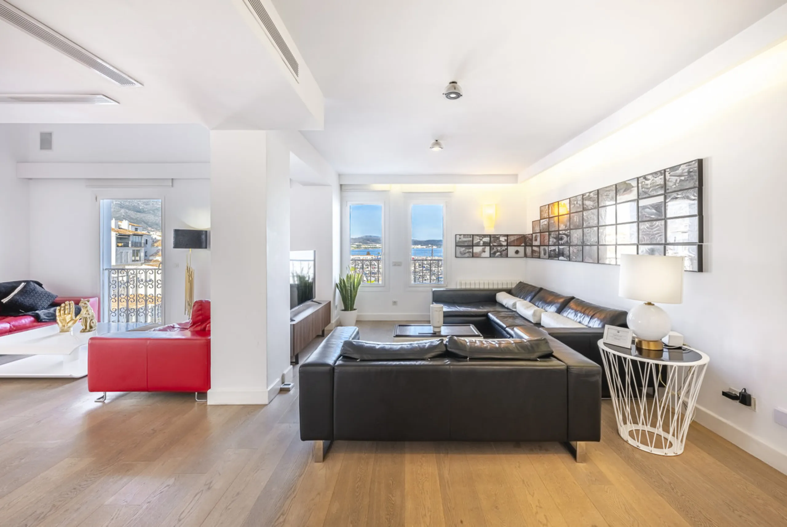 Penthouse for sale in Puerto Banús with 3 bedrooms, 3 bathrooms, 2 en suite bathrooms and with orientation east, with private garage (1 parking spaces). Regarding property dimensions, it has 165 m² built and 33 m² terrace. Has the following facilities sea