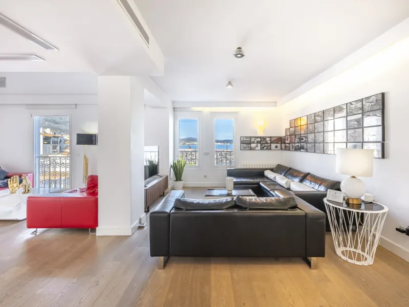 Penthouse for sale in Puerto Banús with 3 bedrooms, 3 bathrooms, 2 en suite bathrooms and with orientation east, with private garage (1 parking spaces). Regarding property dimensions, it has 165 m² built and 33 m² terrace. Has the following facilities sea