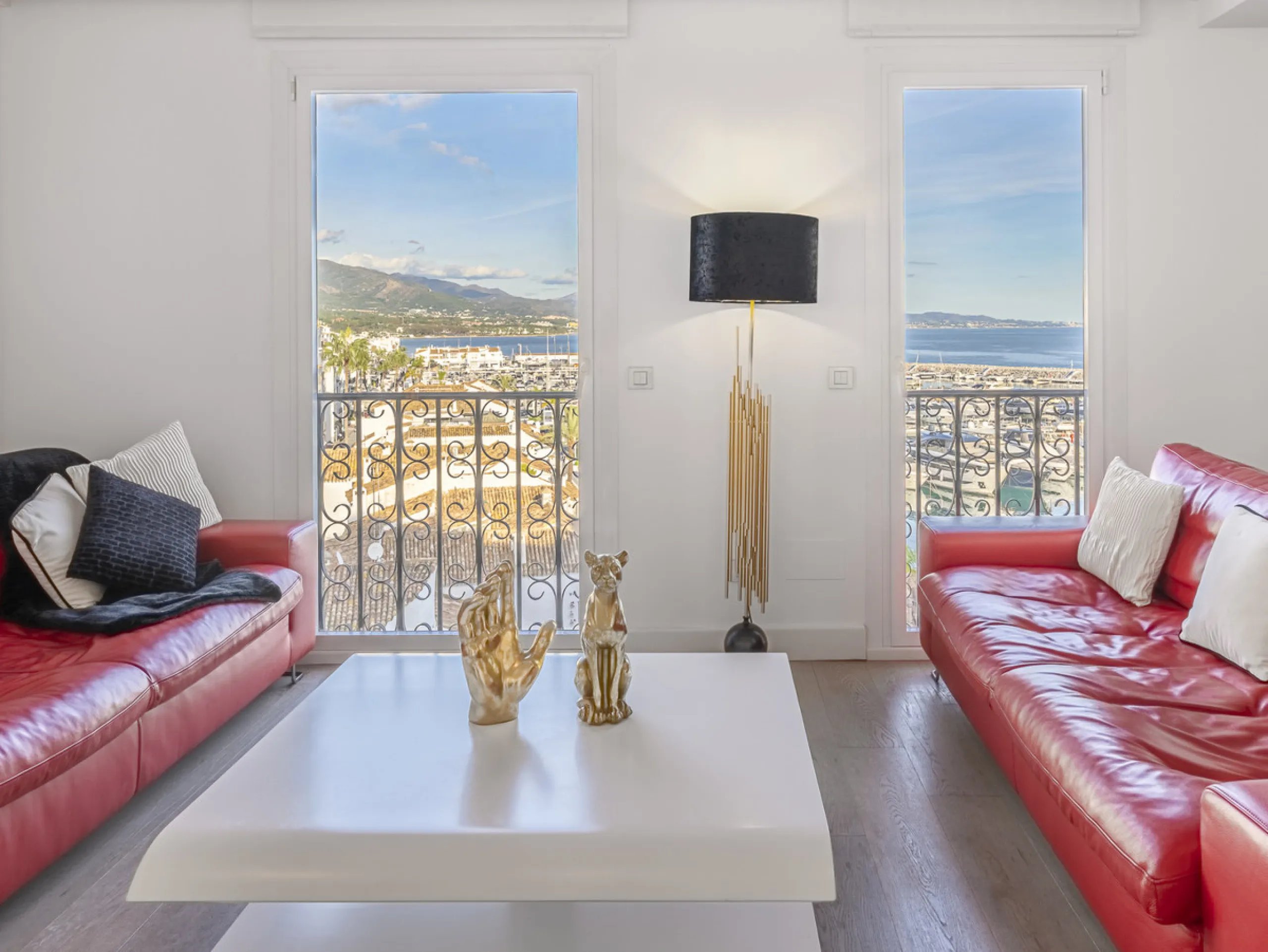 Penthouse for sale in Puerto Banús with 3 bedrooms, 3 bathrooms, 2 en suite bathrooms and with orientation east, with private garage (1 parking spaces). Regarding property dimensions, it has 165 m² built and 33 m² terrace. Has the following facilities sea