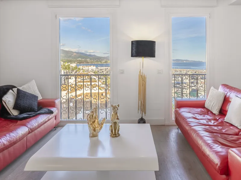 Penthouse for sale in Puerto Banús with 3 bedrooms, 3 bathrooms, 2 en suite bathrooms and with orientation east, with private garage (1 parking spaces). Regarding property dimensions, it has 165 m² built and 33 m² terrace. Has the following facilities sea