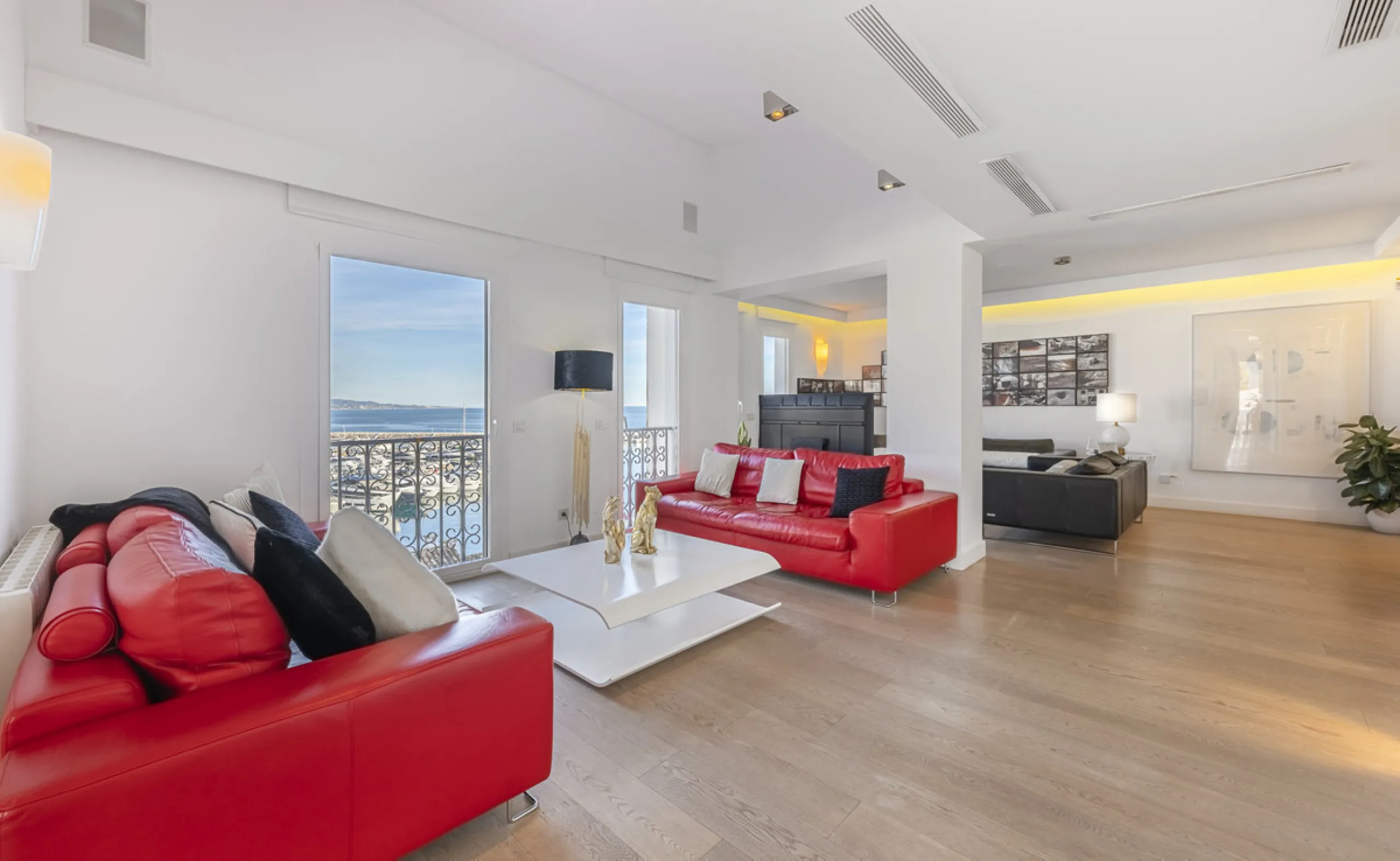 Penthouse for sale in Puerto Banús with 3 bedrooms, 3 bathrooms, 2 en suite bathrooms and with orientation east, with private garage (1 parking spaces). Regarding property dimensions, it has 165 m² built and 33 m² terrace. Has the following facilities sea