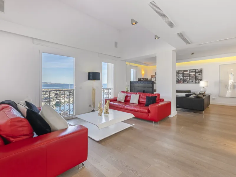 Penthouse for sale in Puerto Banús with 3 bedrooms, 3 bathrooms, 2 en suite bathrooms and with orientation east, with private garage (1 parking spaces). Regarding property dimensions, it has 165 m² built and 33 m² terrace. Has the following facilities sea