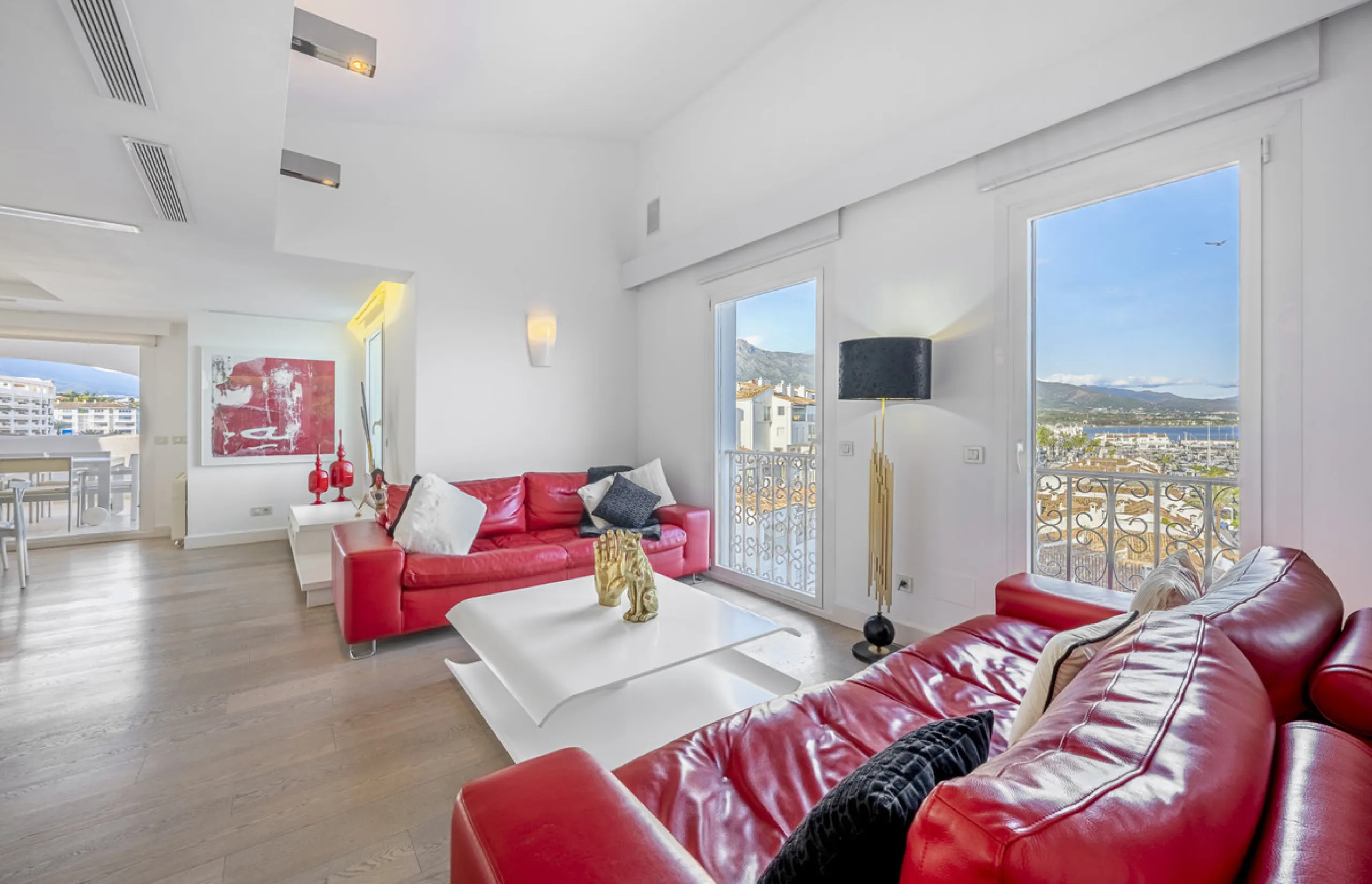 Penthouse for sale in Puerto Banús with 3 bedrooms, 3 bathrooms, 2 en suite bathrooms and with orientation east, with private garage (1 parking spaces). Regarding property dimensions, it has 165 m² built and 33 m² terrace. Has the following facilities sea