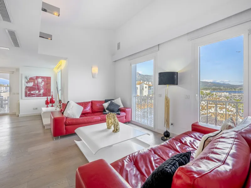Penthouse for sale in Puerto Banús with 3 bedrooms, 3 bathrooms, 2 en suite bathrooms and with orientation east, with private garage (1 parking spaces). Regarding property dimensions, it has 165 m² built and 33 m² terrace. Has the following facilities sea