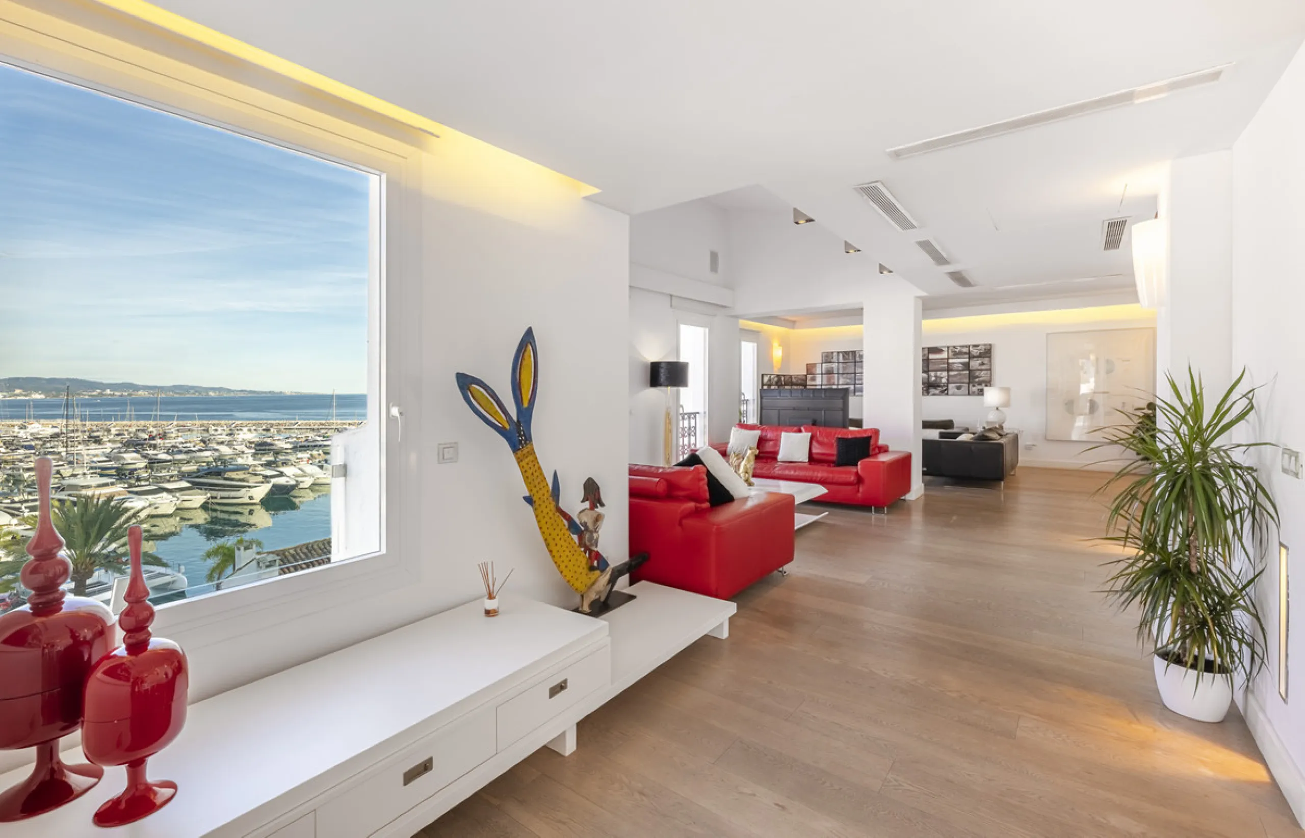 Penthouse for sale in Puerto Banús with 3 bedrooms, 3 bathrooms, 2 en suite bathrooms and with orientation east, with private garage (1 parking spaces). Regarding property dimensions, it has 165 m² built and 33 m² terrace. Has the following facilities sea
