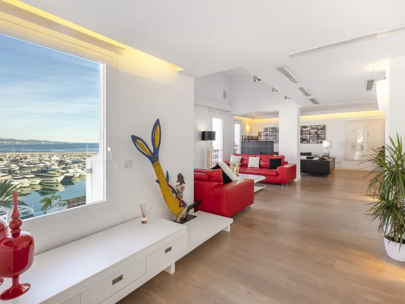 Penthouse for sale in Puerto Banús with 3 bedrooms, 3 bathrooms, 2 en suite bathrooms and with orientation east, with private garage (1 parking spaces). Regarding property dimensions, it has 165 m² built and 33 m² terrace. Has the following facilities sea