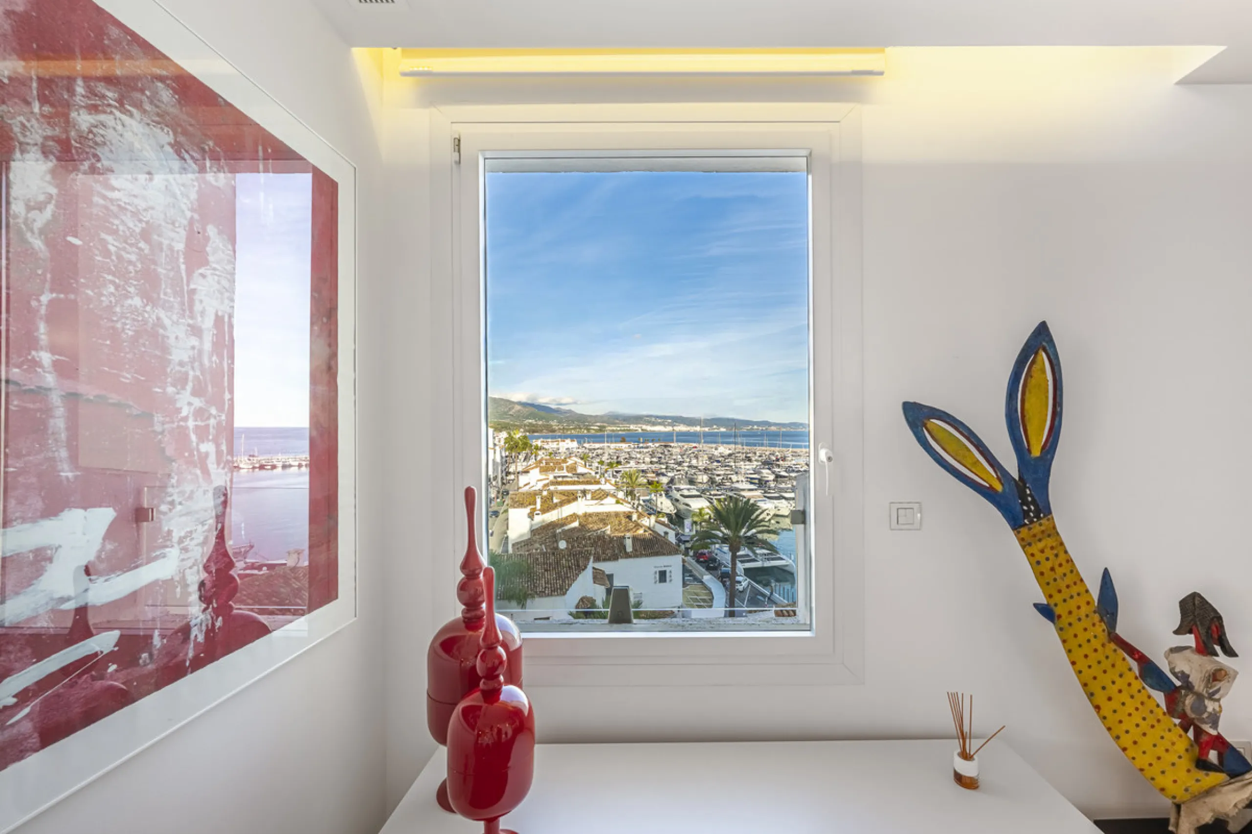 Penthouse for sale in Puerto Banús with 3 bedrooms, 3 bathrooms, 2 en suite bathrooms and with orientation east, with private garage (1 parking spaces). Regarding property dimensions, it has 165 m² built and 33 m² terrace. Has the following facilities sea