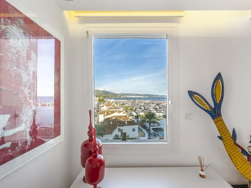 Penthouse for sale in Puerto Banús with 3 bedrooms, 3 bathrooms, 2 en suite bathrooms and with orientation east, with private garage (1 parking spaces). Regarding property dimensions, it has 165 m² built and 33 m² terrace. Has the following facilities sea