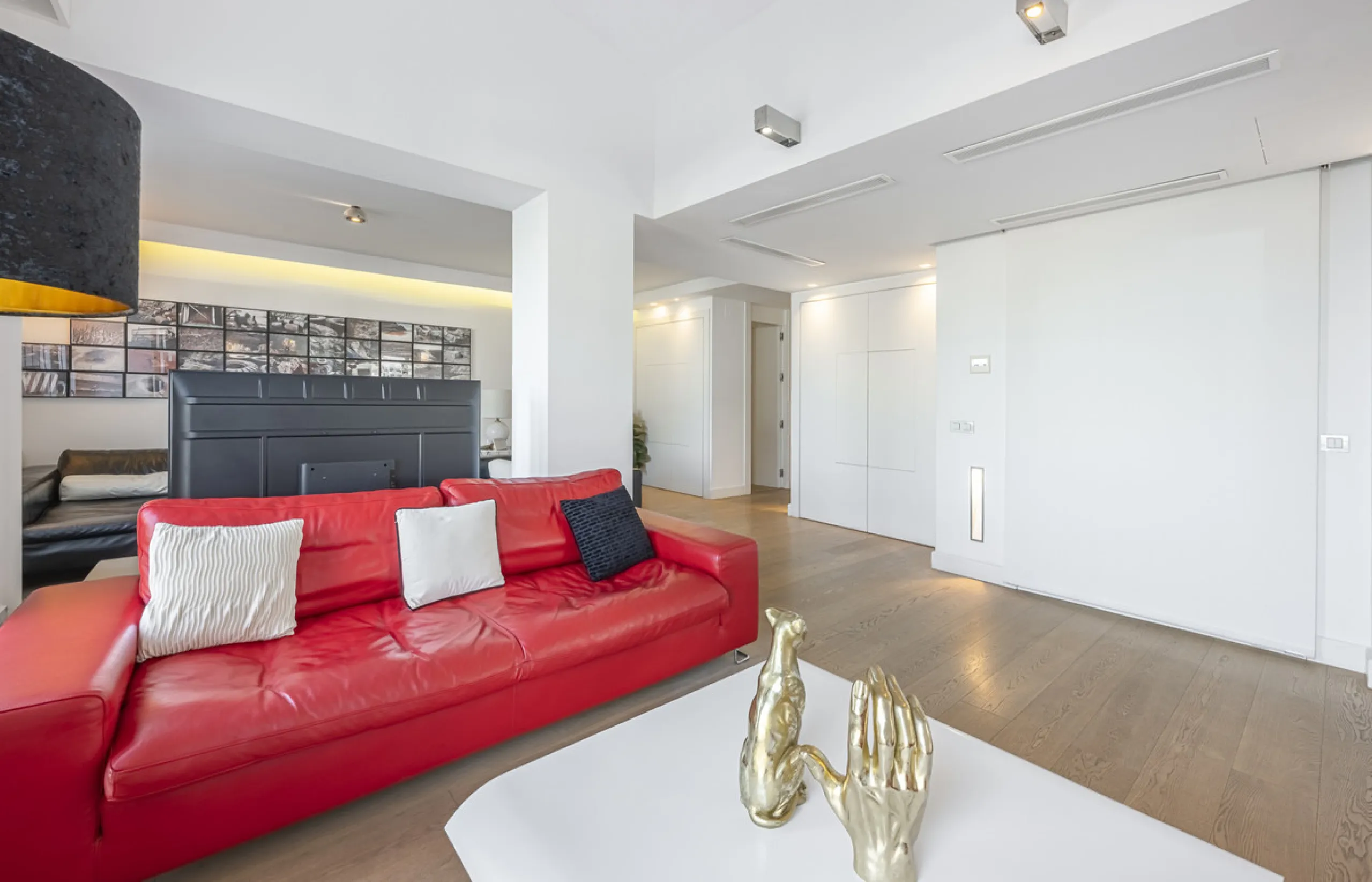Penthouse for sale in Puerto Banús with 3 bedrooms, 3 bathrooms, 2 en suite bathrooms and with orientation east, with private garage (1 parking spaces). Regarding property dimensions, it has 165 m² built and 33 m² terrace. Has the following facilities sea