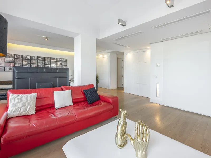 Penthouse for sale in Puerto Banús with 3 bedrooms, 3 bathrooms, 2 en suite bathrooms and with orientation east, with private garage (1 parking spaces). Regarding property dimensions, it has 165 m² built and 33 m² terrace. Has the following facilities sea