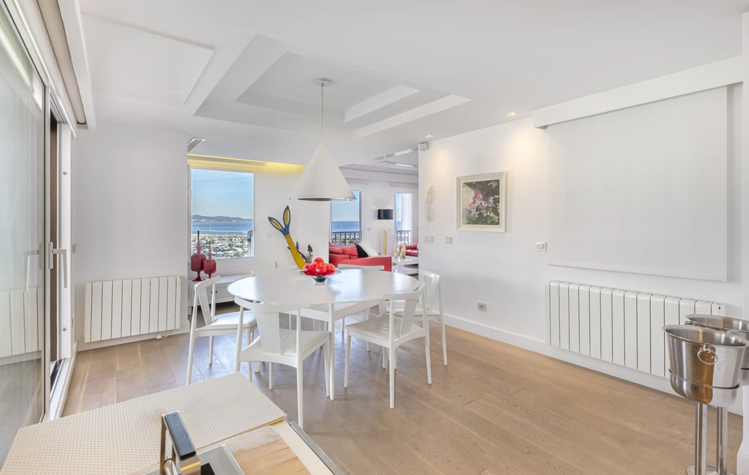 Penthouse for sale in Puerto Banús with 3 bedrooms, 3 bathrooms, 2 en suite bathrooms and with orientation east, with private garage (1 parking spaces). Regarding property dimensions, it has 165 m² built and 33 m² terrace. Has the following facilities sea