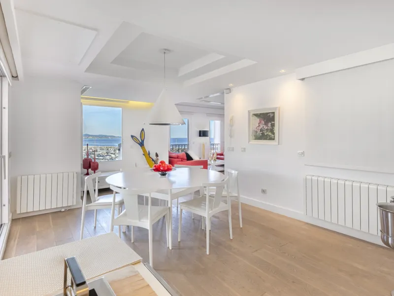 Penthouse for sale in Puerto Banús with 3 bedrooms, 3 bathrooms, 2 en suite bathrooms and with orientation east, with private garage (1 parking spaces). Regarding property dimensions, it has 165 m² built and 33 m² terrace. Has the following facilities sea