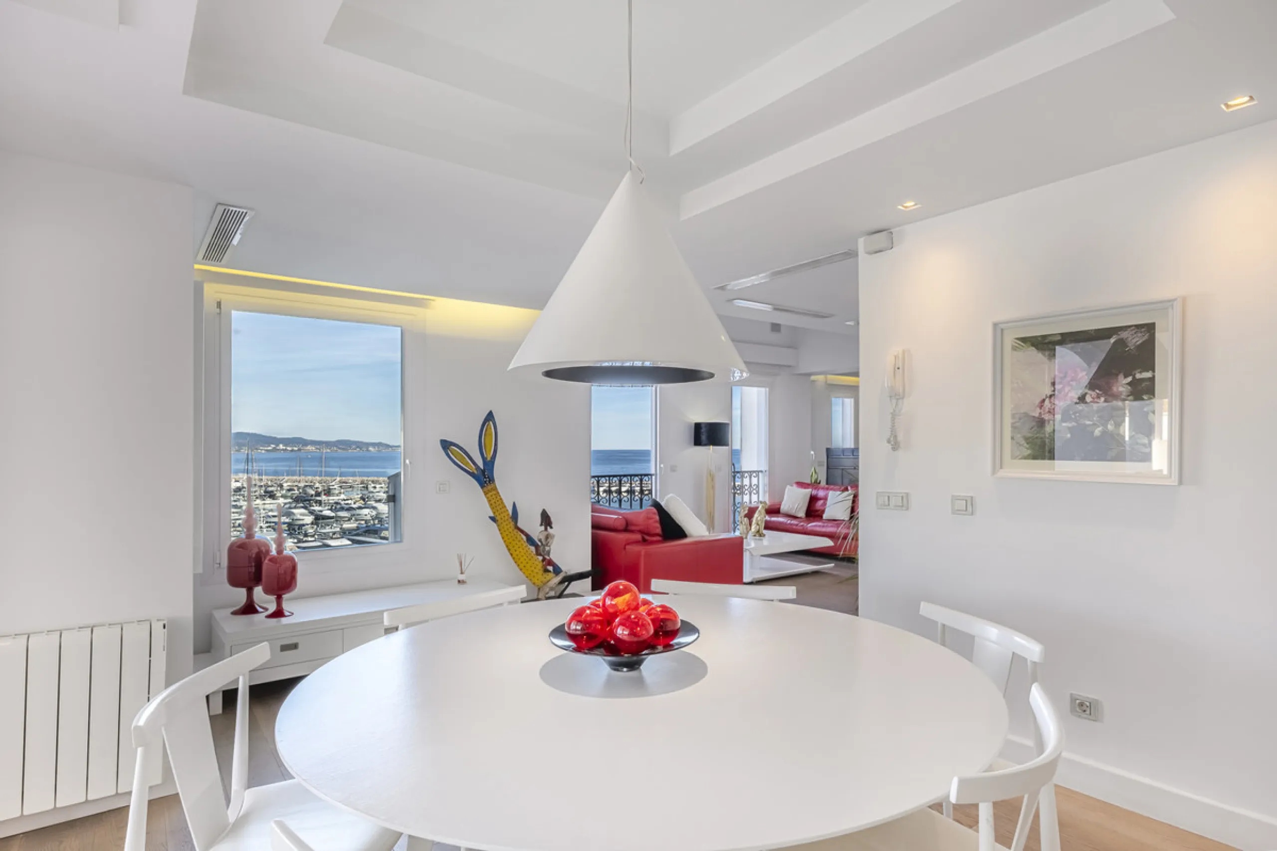 Penthouse for sale in Puerto Banús with 3 bedrooms, 3 bathrooms, 2 en suite bathrooms and with orientation east, with private garage (1 parking spaces). Regarding property dimensions, it has 165 m² built and 33 m² terrace. Has the following facilities sea