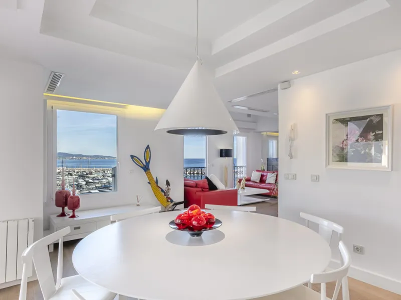 Penthouse for sale in Puerto Banús with 3 bedrooms, 3 bathrooms, 2 en suite bathrooms and with orientation east, with private garage (1 parking spaces). Regarding property dimensions, it has 165 m² built and 33 m² terrace. Has the following facilities sea