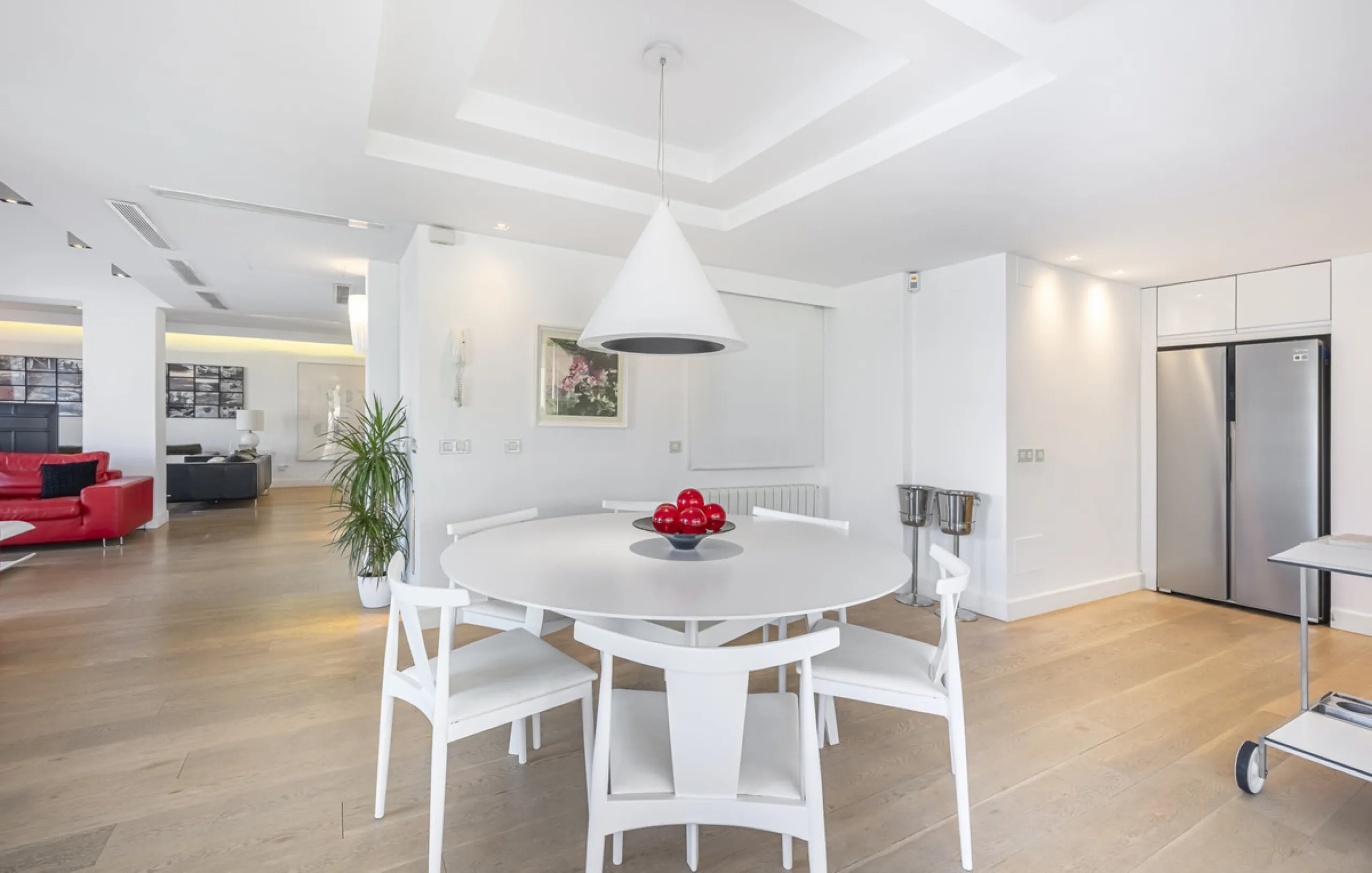 Penthouse for sale in Puerto Banús with 3 bedrooms, 3 bathrooms, 2 en suite bathrooms and with orientation east, with private garage (1 parking spaces). Regarding property dimensions, it has 165 m² built and 33 m² terrace. Has the following facilities sea