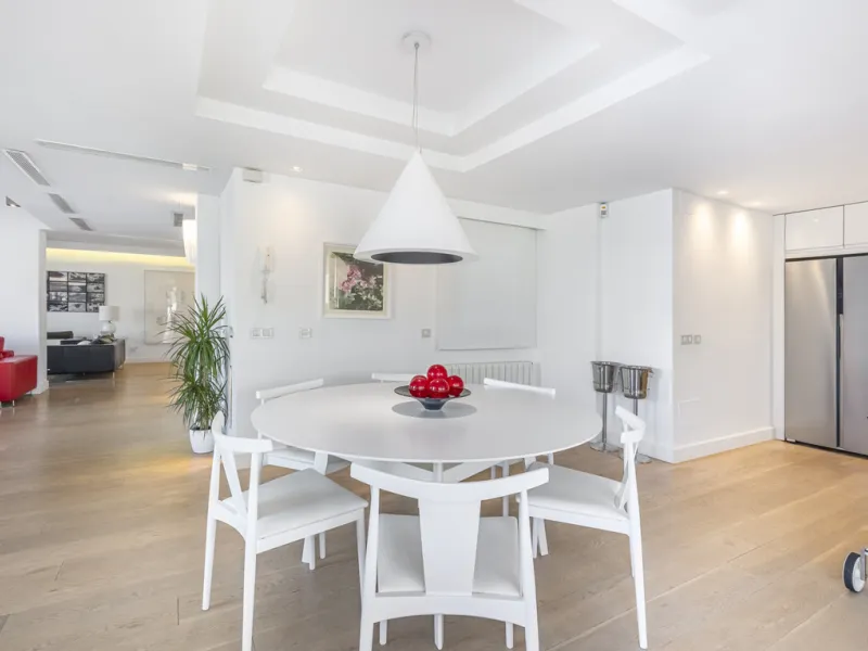 Penthouse for sale in Puerto Banús with 3 bedrooms, 3 bathrooms, 2 en suite bathrooms and with orientation east, with private garage (1 parking spaces). Regarding property dimensions, it has 165 m² built and 33 m² terrace. Has the following facilities sea