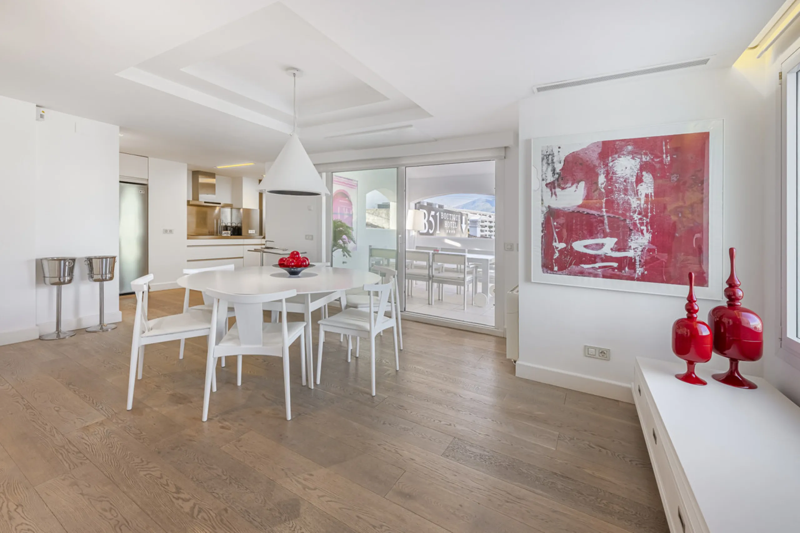 Penthouse for sale in Puerto Banús with 3 bedrooms, 3 bathrooms, 2 en suite bathrooms and with orientation east, with private garage (1 parking spaces). Regarding property dimensions, it has 165 m² built and 33 m² terrace. Has the following facilities sea