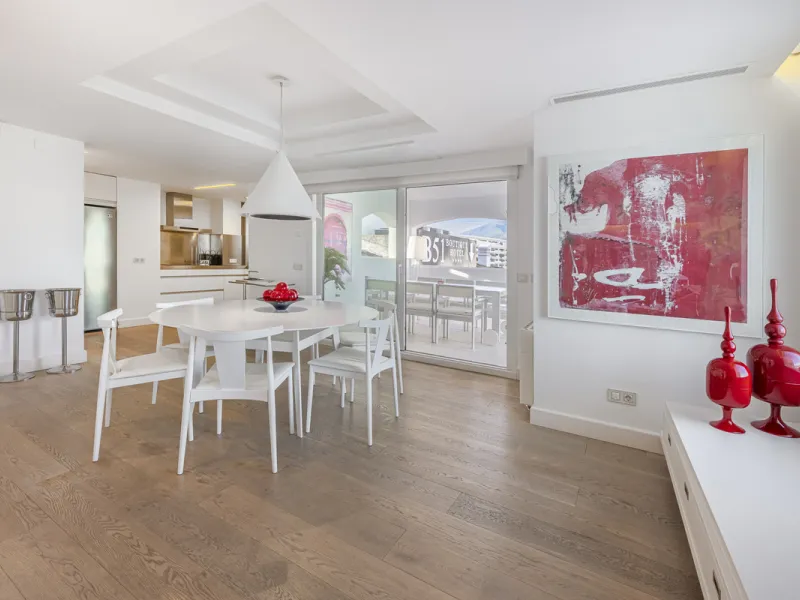 Penthouse for sale in Puerto Banús with 3 bedrooms, 3 bathrooms, 2 en suite bathrooms and with orientation east, with private garage (1 parking spaces). Regarding property dimensions, it has 165 m² built and 33 m² terrace. Has the following facilities sea