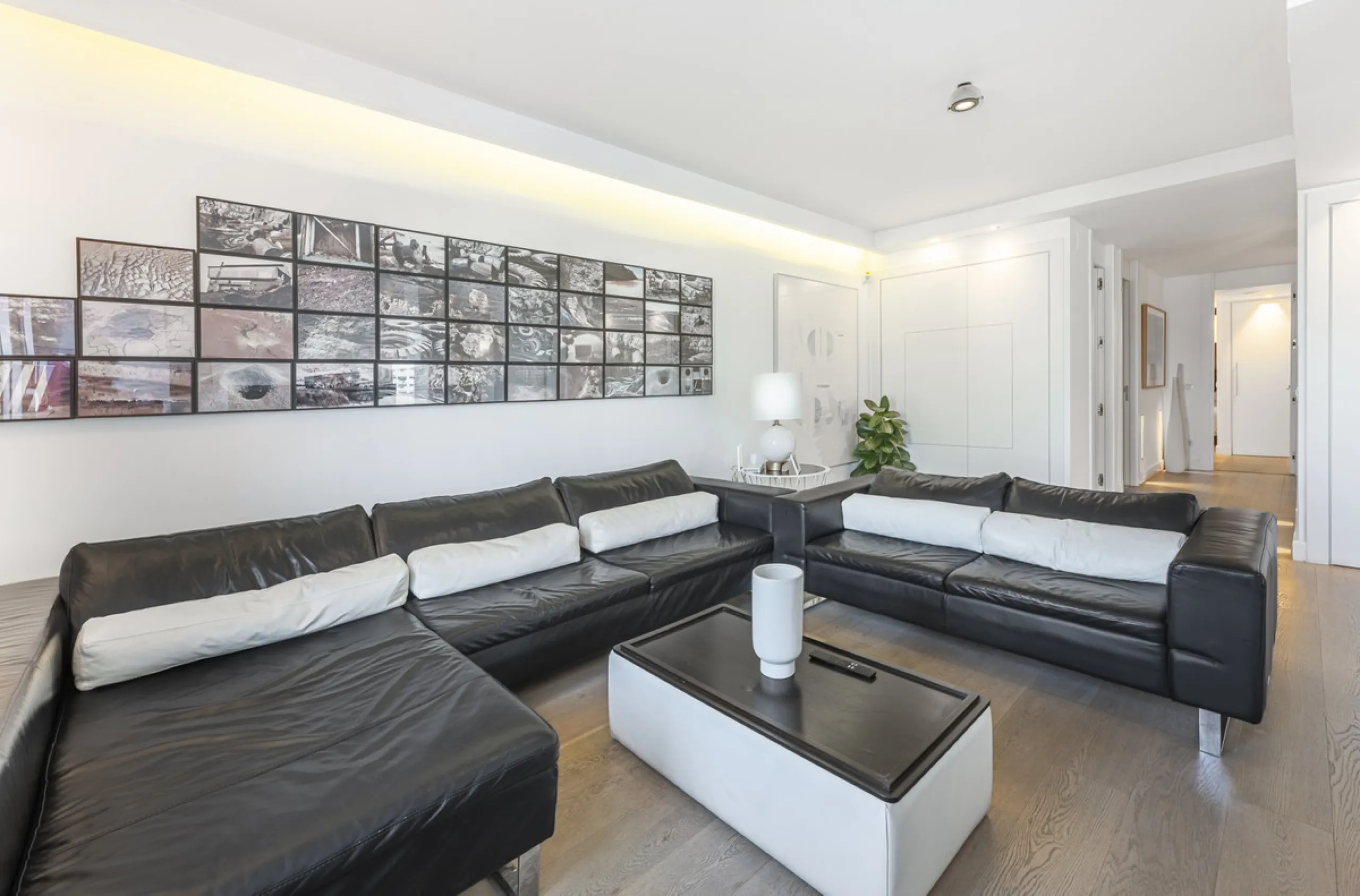 Penthouse for sale in Puerto Banús with 3 bedrooms, 3 bathrooms, 2 en suite bathrooms and with orientation east, with private garage (1 parking spaces). Regarding property dimensions, it has 165 m² built and 33 m² terrace. Has the following facilities sea