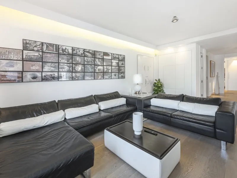 Penthouse for sale in Puerto Banús with 3 bedrooms, 3 bathrooms, 2 en suite bathrooms and with orientation east, with private garage (1 parking spaces). Regarding property dimensions, it has 165 m² built and 33 m² terrace. Has the following facilities sea