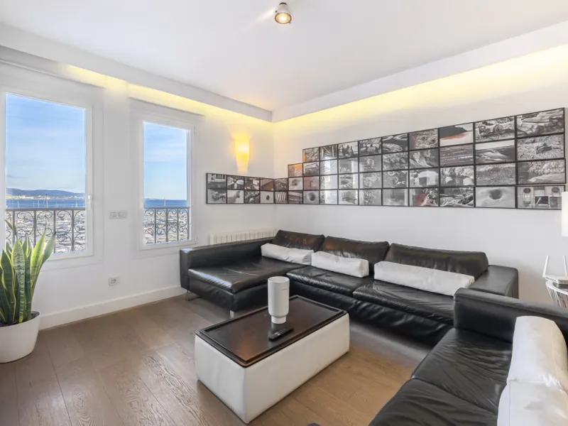 Penthouse for sale in Puerto Banús with 3 bedrooms, 3 bathrooms, 2 en suite bathrooms and with orientation east, with private garage (1 parking spaces). Regarding property dimensions, it has 165 m² built and 33 m² terrace. Has the following facilities sea