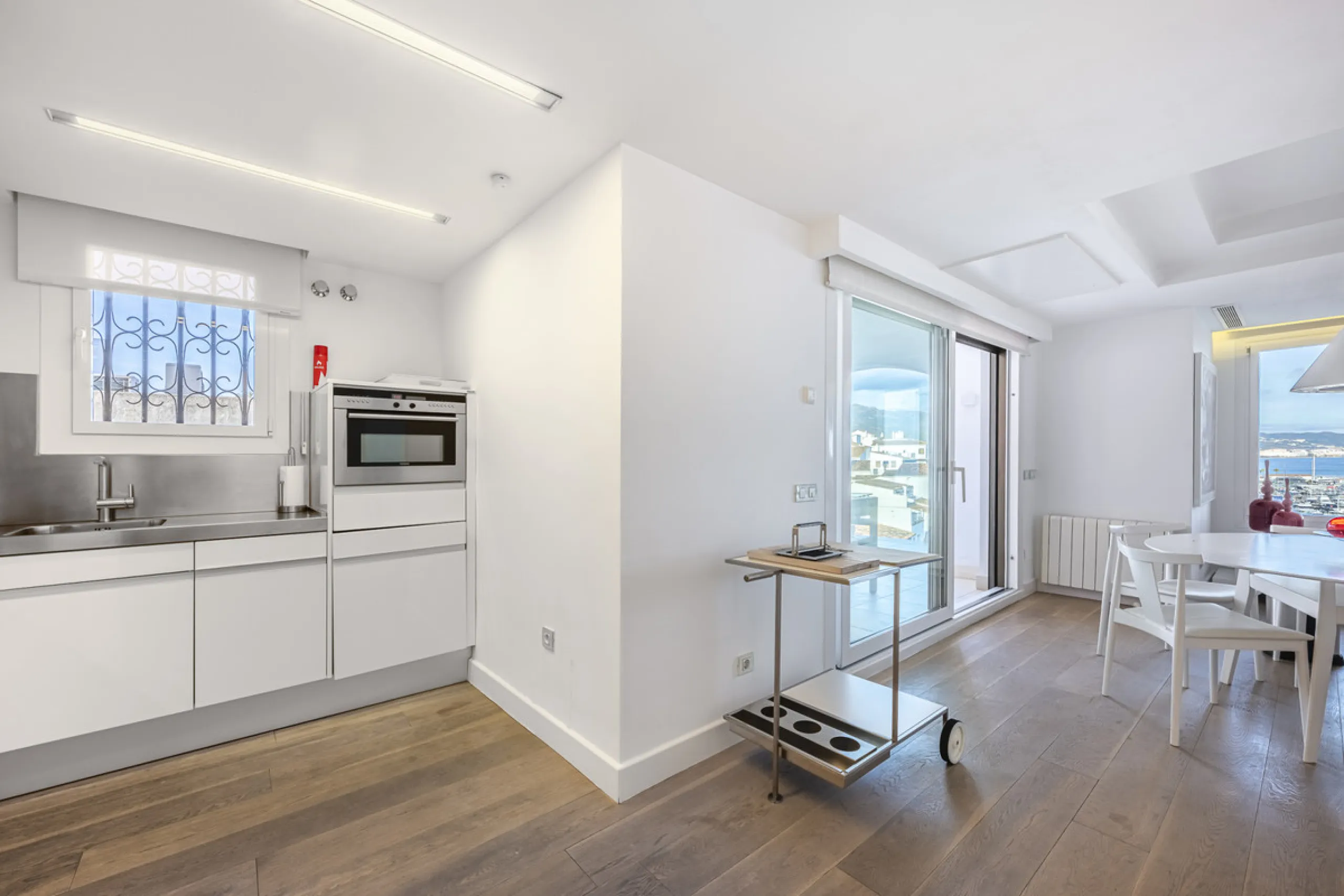 Penthouse for sale in Puerto Banús with 3 bedrooms, 3 bathrooms, 2 en suite bathrooms and with orientation east, with private garage (1 parking spaces). Regarding property dimensions, it has 165 m² built and 33 m² terrace. Has the following facilities sea