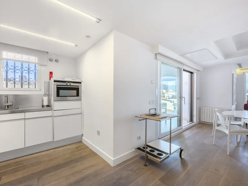 Penthouse for sale in Puerto Banús with 3 bedrooms, 3 bathrooms, 2 en suite bathrooms and with orientation east, with private garage (1 parking spaces). Regarding property dimensions, it has 165 m² built and 33 m² terrace. Has the following facilities sea
