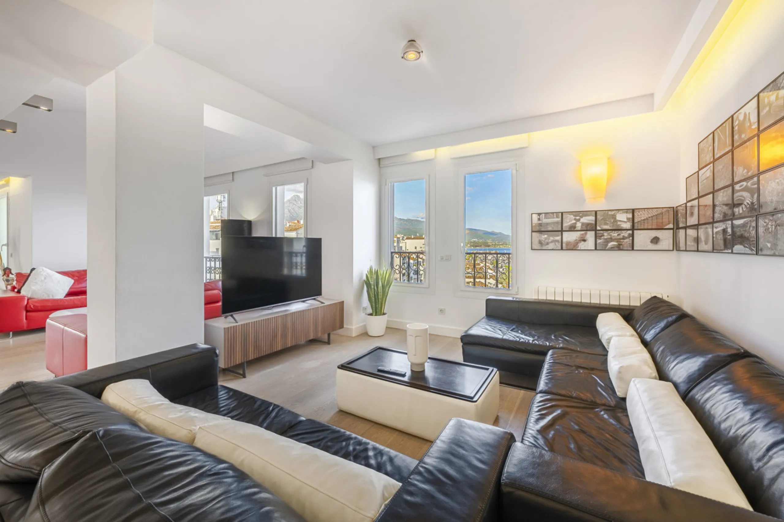 Penthouse for sale in Puerto Banús with 3 bedrooms, 3 bathrooms, 2 en suite bathrooms and with orientation east, with private garage (1 parking spaces). Regarding property dimensions, it has 165 m² built and 33 m² terrace. Has the following facilities sea