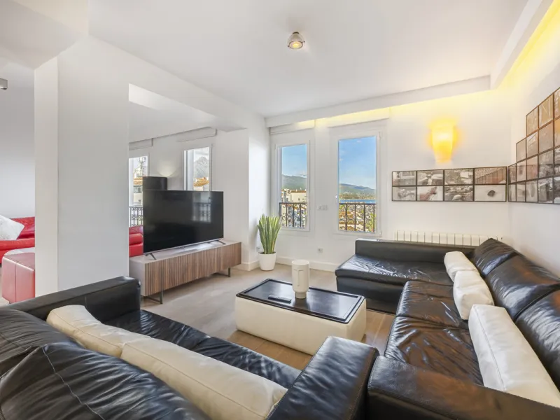 Penthouse for sale in Puerto Banús with 3 bedrooms, 3 bathrooms, 2 en suite bathrooms and with orientation east, with private garage (1 parking spaces). Regarding property dimensions, it has 165 m² built and 33 m² terrace. Has the following facilities sea