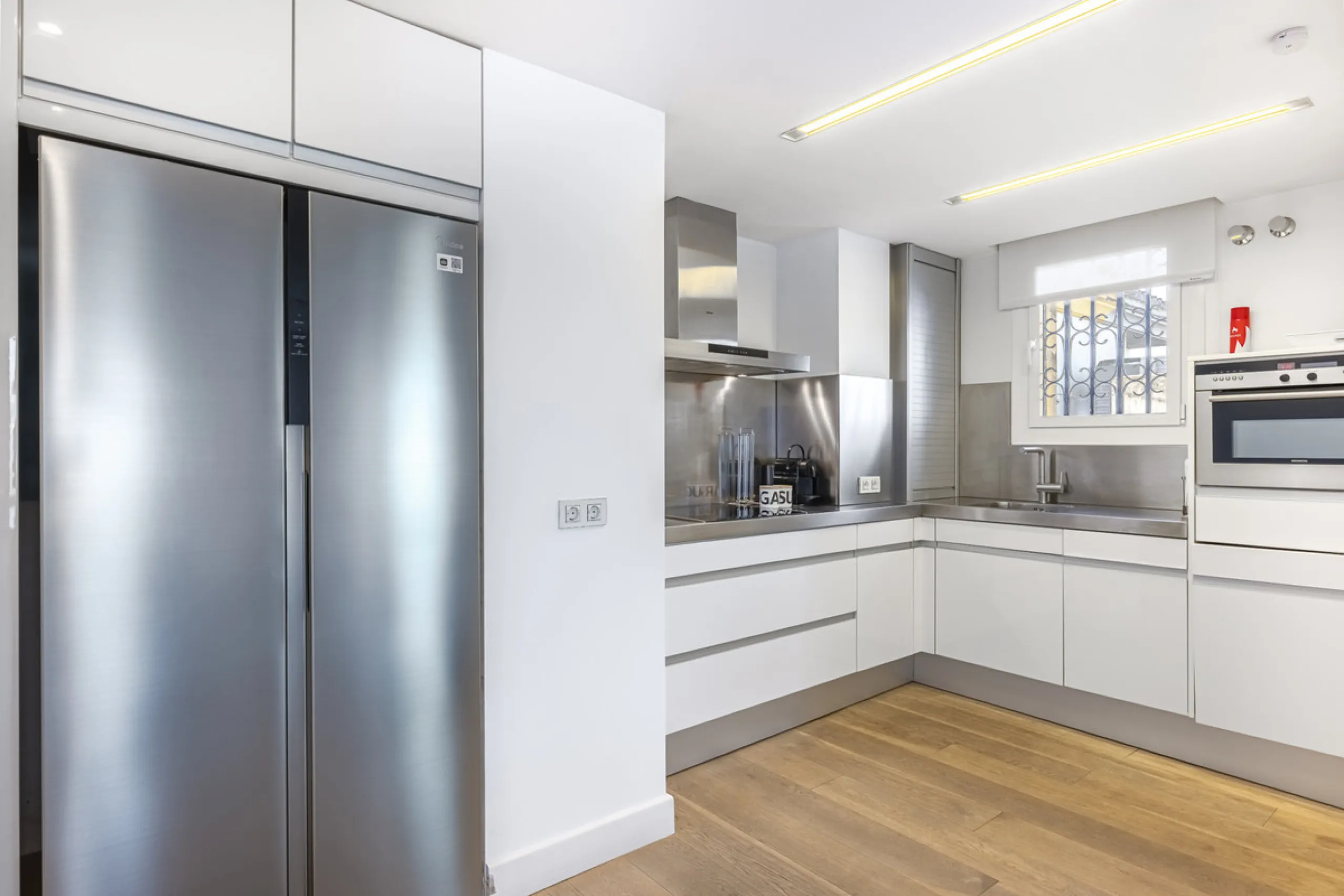 Penthouse for sale in Puerto Banús with 3 bedrooms, 3 bathrooms, 2 en suite bathrooms and with orientation east, with private garage (1 parking spaces). Regarding property dimensions, it has 165 m² built and 33 m² terrace. Has the following facilities sea