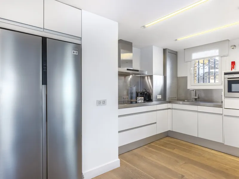 Penthouse for sale in Puerto Banús with 3 bedrooms, 3 bathrooms, 2 en suite bathrooms and with orientation east, with private garage (1 parking spaces). Regarding property dimensions, it has 165 m² built and 33 m² terrace. Has the following facilities sea