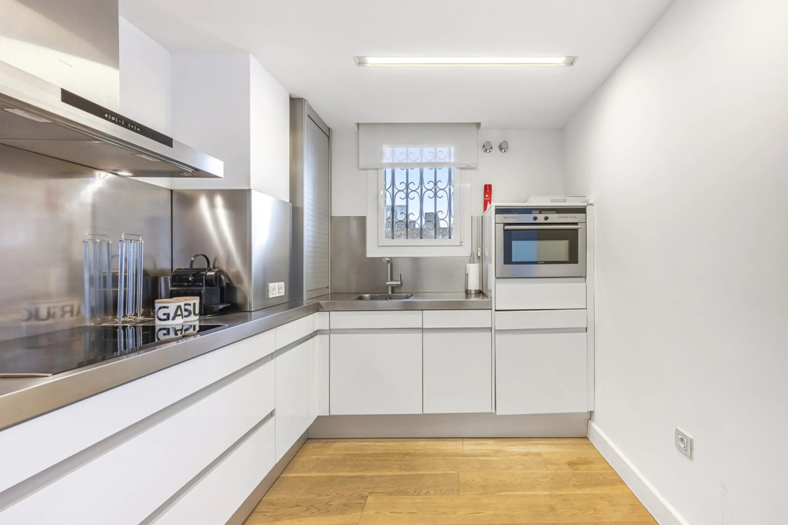 Penthouse for sale in Puerto Banús with 3 bedrooms, 3 bathrooms, 2 en suite bathrooms and with orientation east, with private garage (1 parking spaces). Regarding property dimensions, it has 165 m² built and 33 m² terrace. Has the following facilities sea