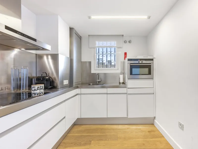 Penthouse for sale in Puerto Banús with 3 bedrooms, 3 bathrooms, 2 en suite bathrooms and with orientation east, with private garage (1 parking spaces). Regarding property dimensions, it has 165 m² built and 33 m² terrace. Has the following facilities sea