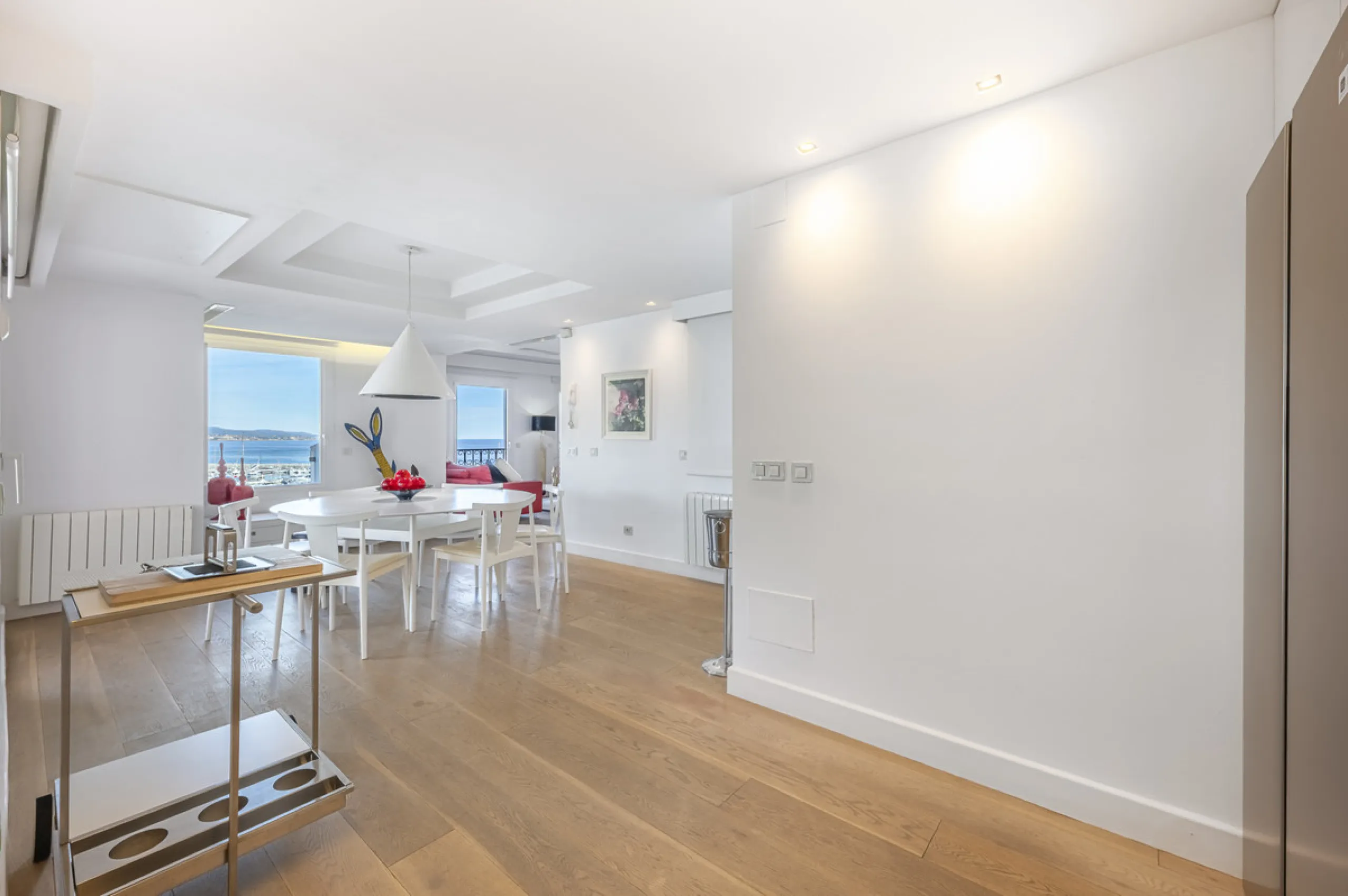 Penthouse for sale in Puerto Banús with 3 bedrooms, 3 bathrooms, 2 en suite bathrooms and with orientation east, with private garage (1 parking spaces). Regarding property dimensions, it has 165 m² built and 33 m² terrace. Has the following facilities sea