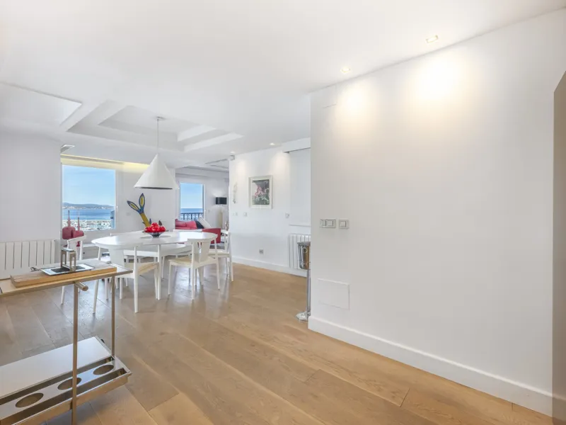 Penthouse for sale in Puerto Banús with 3 bedrooms, 3 bathrooms, 2 en suite bathrooms and with orientation east, with private garage (1 parking spaces). Regarding property dimensions, it has 165 m² built and 33 m² terrace. Has the following facilities sea