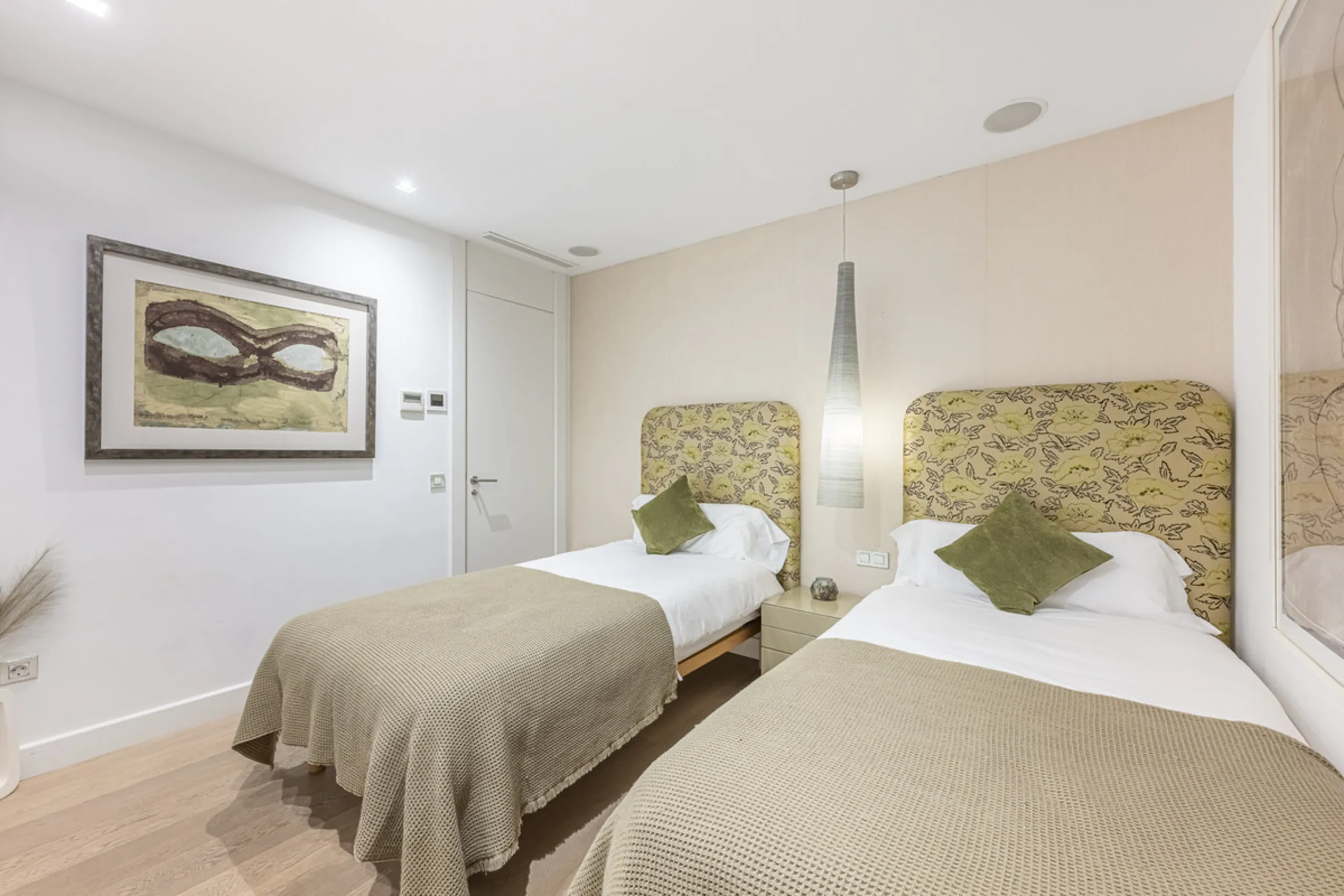 Penthouse for sale in Puerto Banús with 3 bedrooms, 3 bathrooms, 2 en suite bathrooms and with orientation east, with private garage (1 parking spaces). Regarding property dimensions, it has 165 m² built and 33 m² terrace. Has the following facilities sea