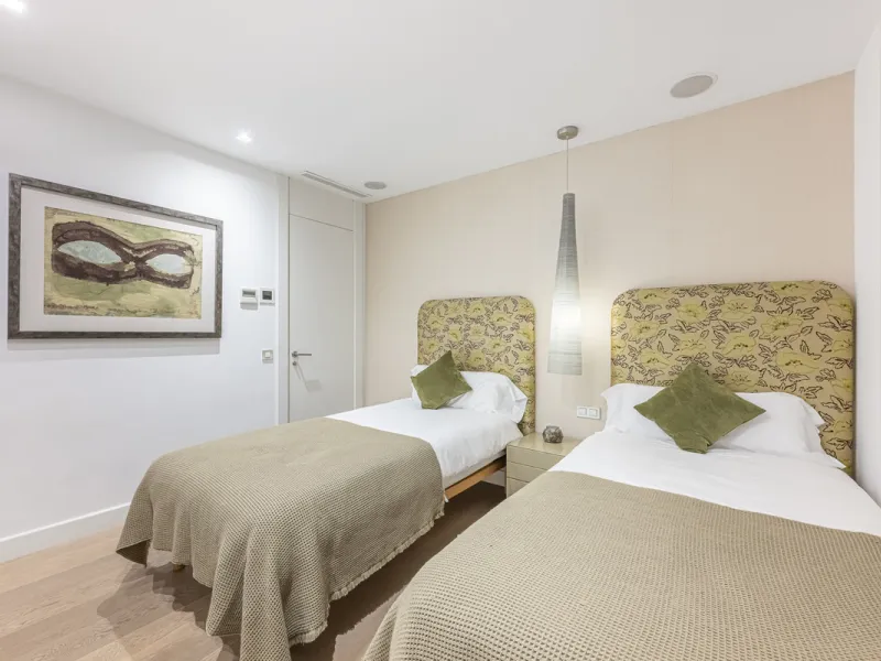 Penthouse for sale in Puerto Banús with 3 bedrooms, 3 bathrooms, 2 en suite bathrooms and with orientation east, with private garage (1 parking spaces). Regarding property dimensions, it has 165 m² built and 33 m² terrace. Has the following facilities sea