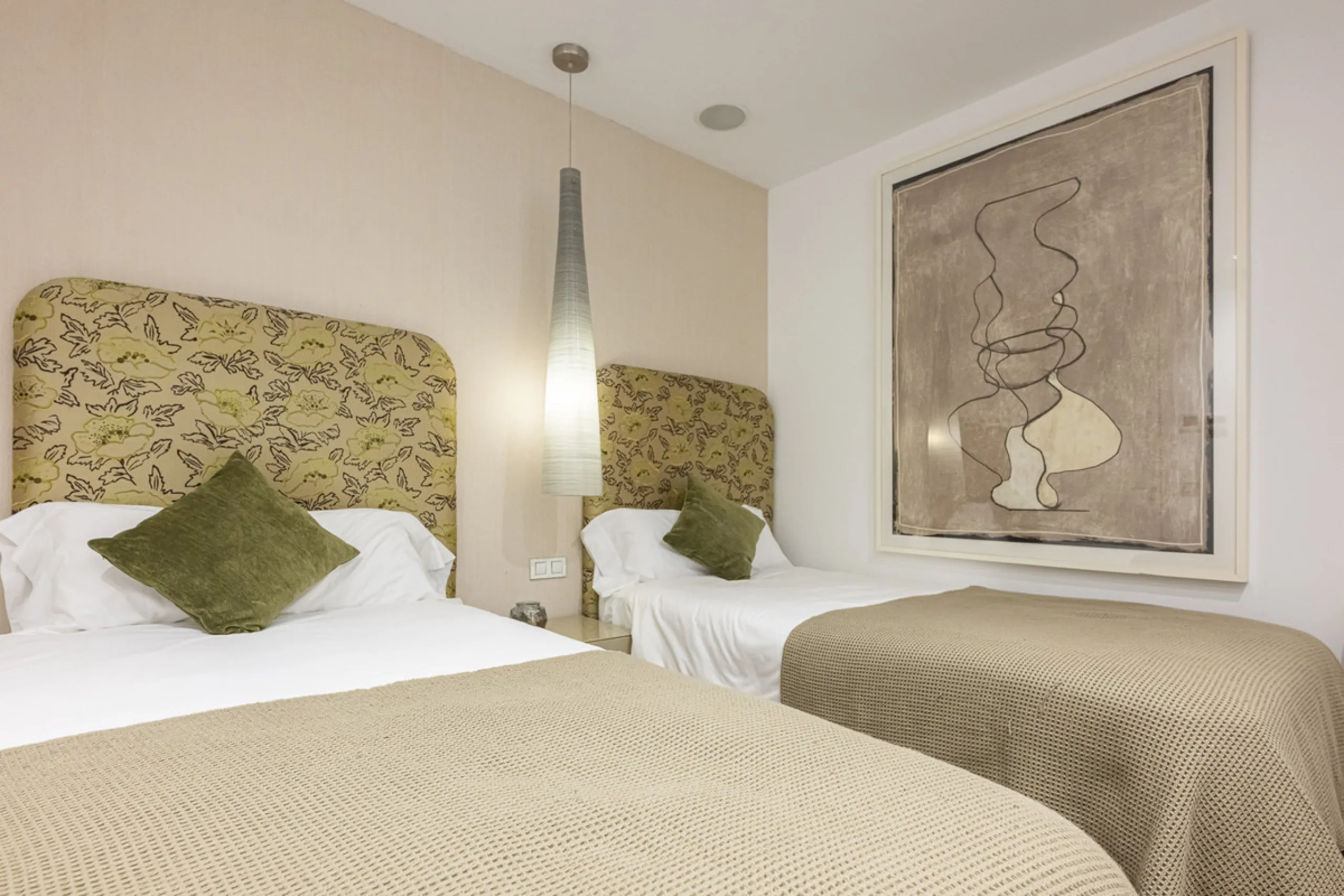 Penthouse for sale in Puerto Banús with 3 bedrooms, 3 bathrooms, 2 en suite bathrooms and with orientation east, with private garage (1 parking spaces). Regarding property dimensions, it has 165 m² built and 33 m² terrace. Has the following facilities sea