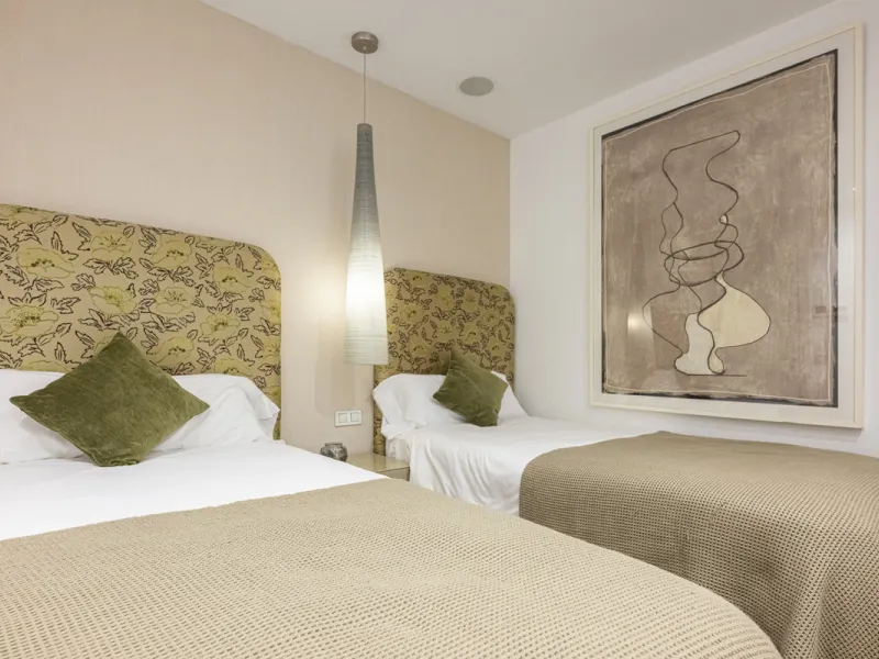 Penthouse for sale in Puerto Banús with 3 bedrooms, 3 bathrooms, 2 en suite bathrooms and with orientation east, with private garage (1 parking spaces). Regarding property dimensions, it has 165 m² built and 33 m² terrace. Has the following facilities sea