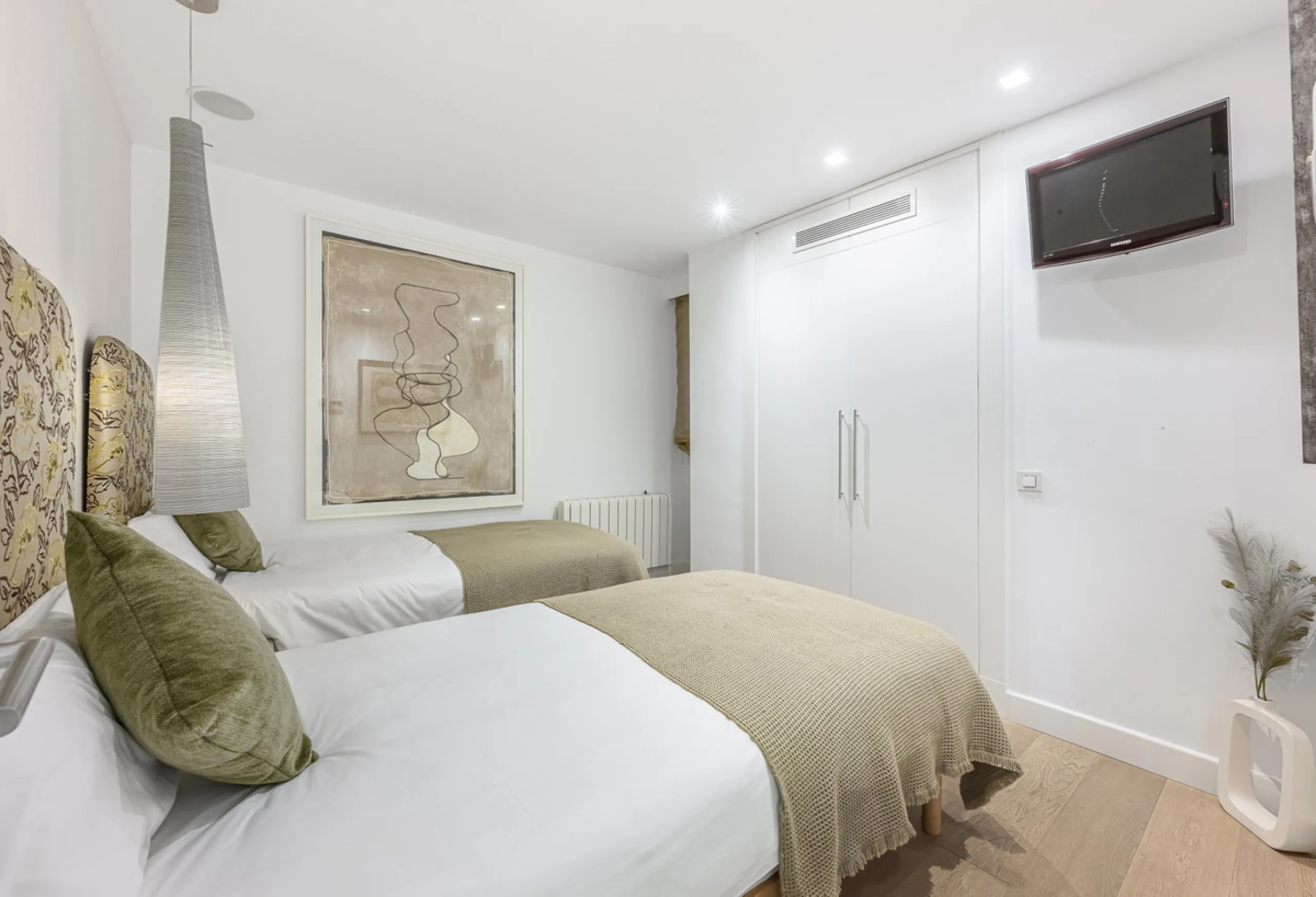 Penthouse for sale in Puerto Banús with 3 bedrooms, 3 bathrooms, 2 en suite bathrooms and with orientation east, with private garage (1 parking spaces). Regarding property dimensions, it has 165 m² built and 33 m² terrace. Has the following facilities sea