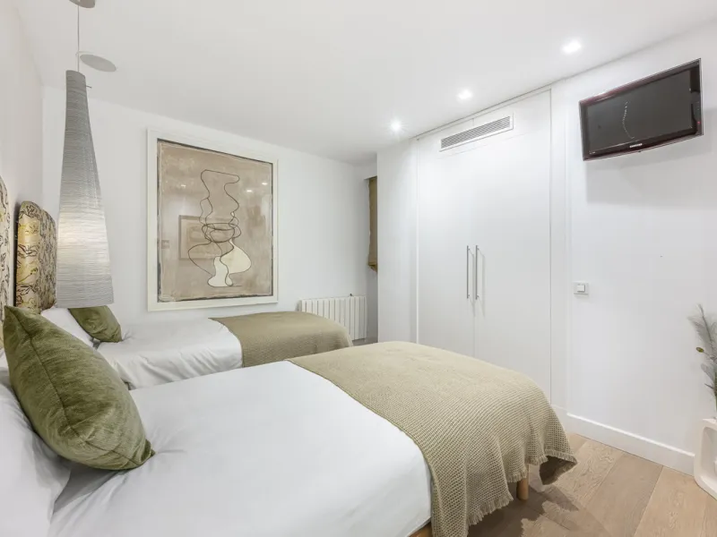 Penthouse for sale in Puerto Banús with 3 bedrooms, 3 bathrooms, 2 en suite bathrooms and with orientation east, with private garage (1 parking spaces). Regarding property dimensions, it has 165 m² built and 33 m² terrace. Has the following facilities sea