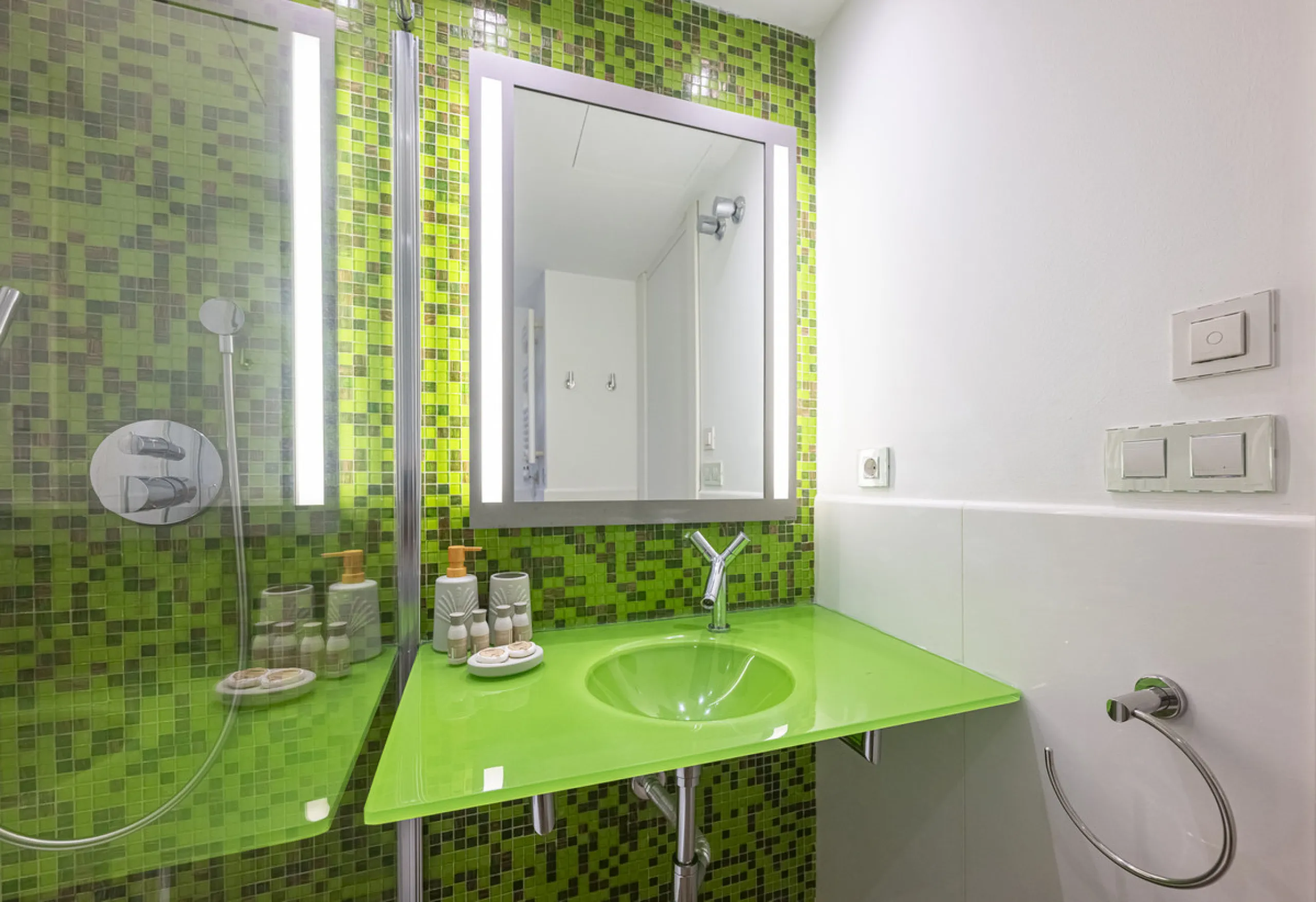 Penthouse for sale in Puerto Banús with 3 bedrooms, 3 bathrooms, 2 en suite bathrooms and with orientation east, with private garage (1 parking spaces). Regarding property dimensions, it has 165 m² built and 33 m² terrace. Has the following facilities sea