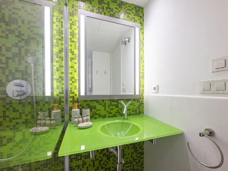 Penthouse for sale in Puerto Banús with 3 bedrooms, 3 bathrooms, 2 en suite bathrooms and with orientation east, with private garage (1 parking spaces). Regarding property dimensions, it has 165 m² built and 33 m² terrace. Has the following facilities sea