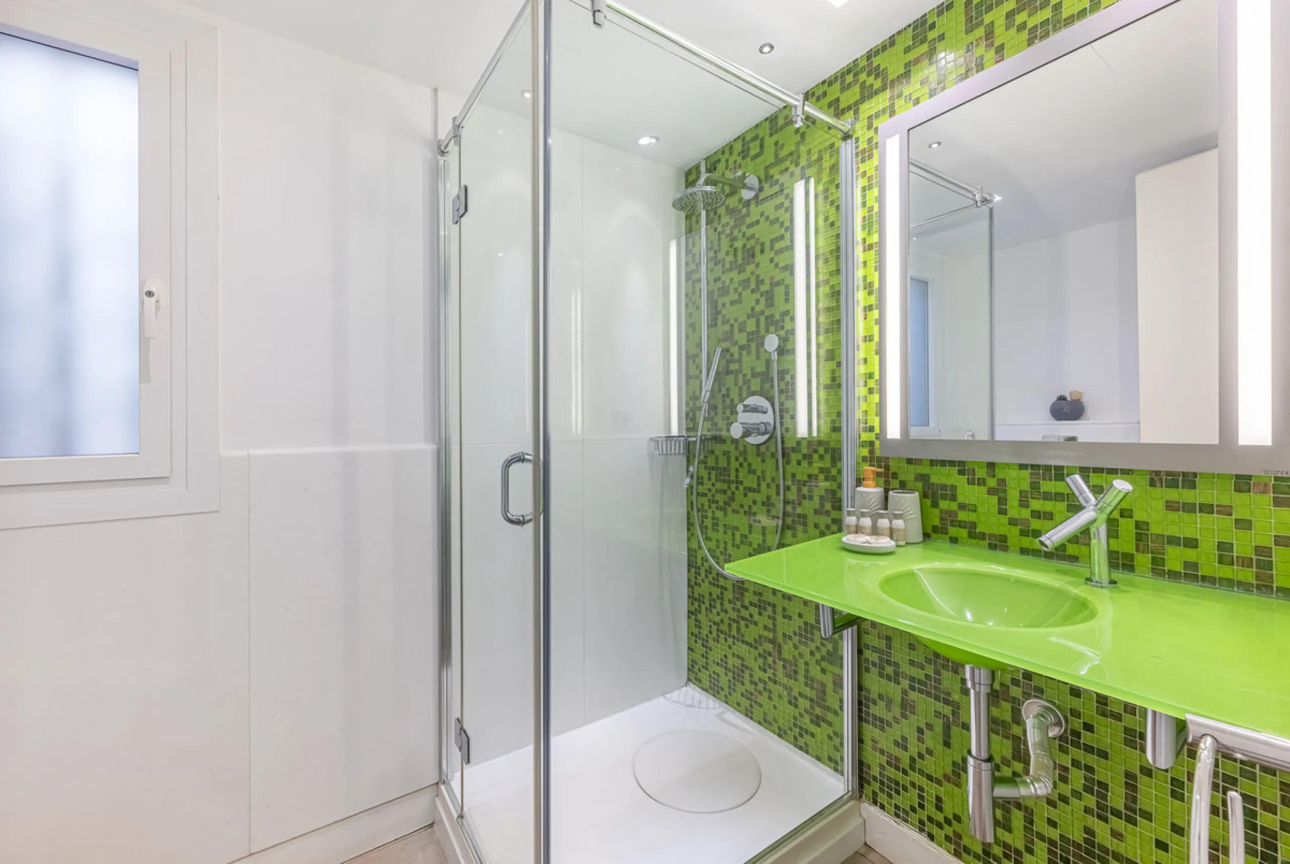Penthouse for sale in Puerto Banús with 3 bedrooms, 3 bathrooms, 2 en suite bathrooms and with orientation east, with private garage (1 parking spaces). Regarding property dimensions, it has 165 m² built and 33 m² terrace. Has the following facilities sea