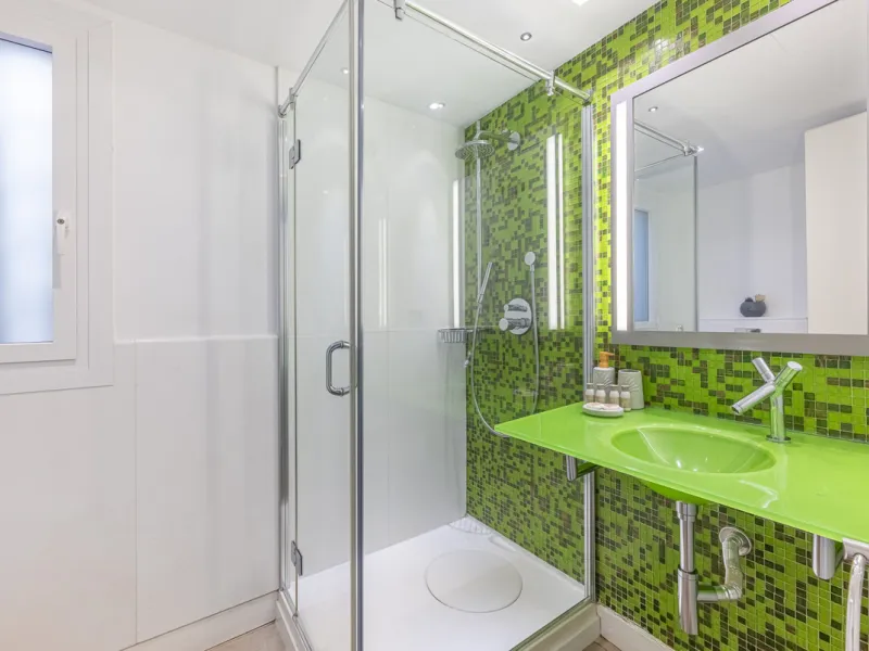 Penthouse for sale in Puerto Banús with 3 bedrooms, 3 bathrooms, 2 en suite bathrooms and with orientation east, with private garage (1 parking spaces). Regarding property dimensions, it has 165 m² built and 33 m² terrace. Has the following facilities sea
