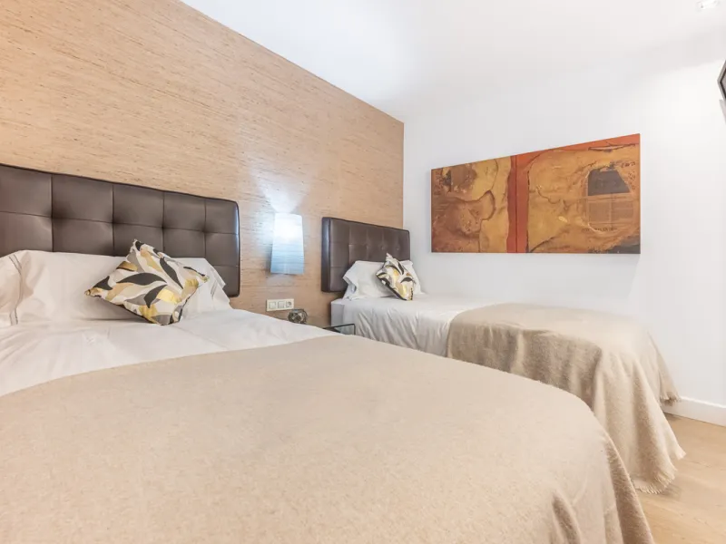 Penthouse for sale in Puerto Banús with 3 bedrooms, 3 bathrooms, 2 en suite bathrooms and with orientation east, with private garage (1 parking spaces). Regarding property dimensions, it has 165 m² built and 33 m² terrace. Has the following facilities sea